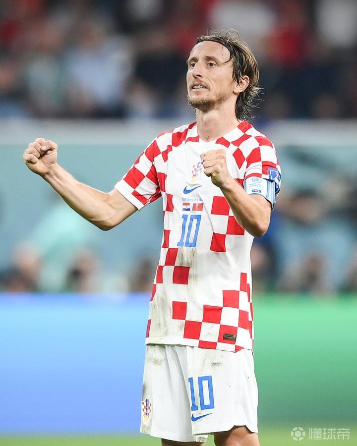 斯洛特执教利物浦遭遇挑战，进攻防守问题突出，萨拉赫争议，压力倍增。